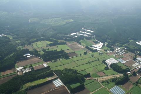 区画整理(ほ場整備)前の尾八重野地区を上空から写した写真