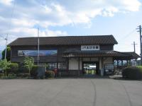 駅の入り口の上にえびの駅と書かれた看板が設置されているえびの駅本屋の写真
