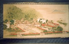 淡い色のタッチで山々や大河平屋敷を描いた絵図の写真