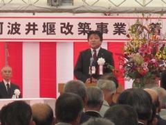 参加者の前に立ち話をしている市長の写真