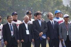 スーツを着た男性と野球のユニフォームを着た男性の集合写真