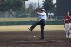 野球のマウンドで振りかぶっている男性の写真