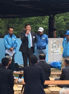 市長が前に座っているスーツを着た参加者たちに向けて話をしている写真