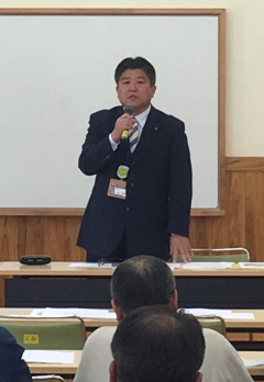 ホワイトボードの前で市長がマイクを握って参加者に話をしている写真