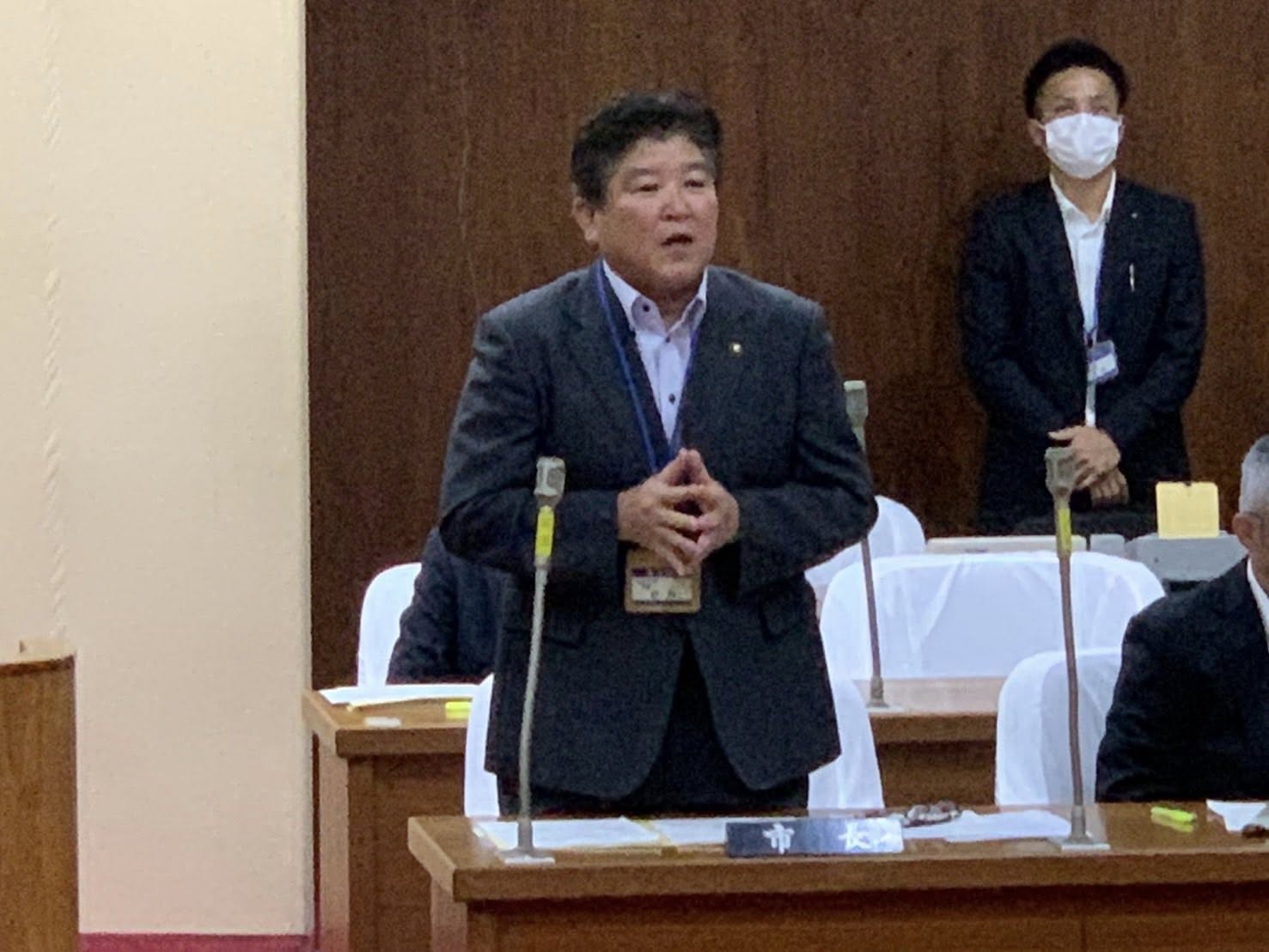 答弁をする市長