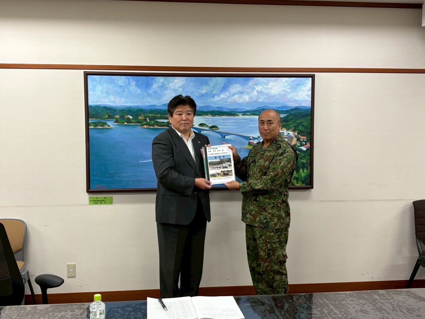 要望書を渡す市長