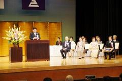 舞台上の演台前に市長が立ち、右横の椅子に表彰者が座っている写真