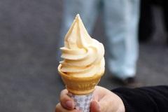 手にソフトクリームを持っている写真