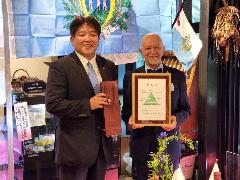 マンリオ・カデロ閣下に委嘱状を交付する市長