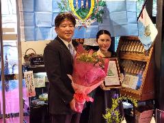北山邦子さんに委嘱状を交付する市長