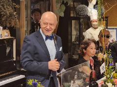 挨拶をされるマンリオ・カデロ閣下