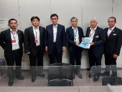 合同要望にて要望書を渡す様子