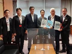 合同要望にて要望書を渡す様子