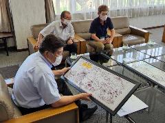 えびの市観光協会の方々と手ぬぐいに書かれたイラストを確認する市長