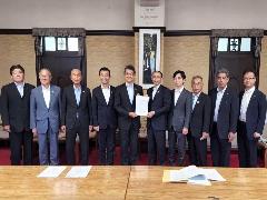 宮崎県内9市長と要望書を受取河野知事