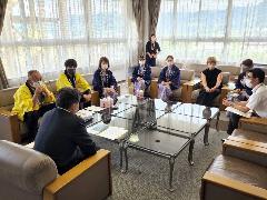 ブランド認証書交付式で商品について話をする市長、一心商事、みなほ会の皆さん