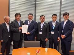 要望書をお渡しする様子