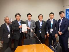 要望書をお渡しする様子