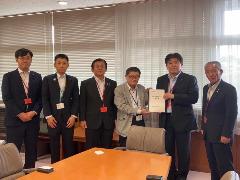 要望書をお渡しする様子