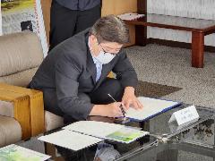 締結書に署名する市長