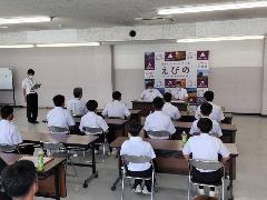 飯野中学校排球部の皆さんの報告を受ける市長と教育長