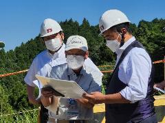 現地視察で関係者から話を聞かれる松下参議院議員と市長
