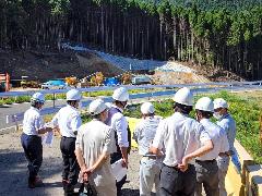 現地視察をされる松下参議院議員と市長、関係者の方々
