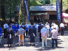 例大祭で神事中の参加者