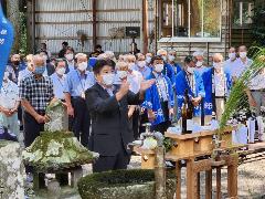 玉串奉納する市長
