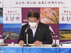 記者会見中の市長