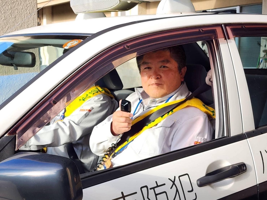 青パトに乗ってパトロールに出発する市長