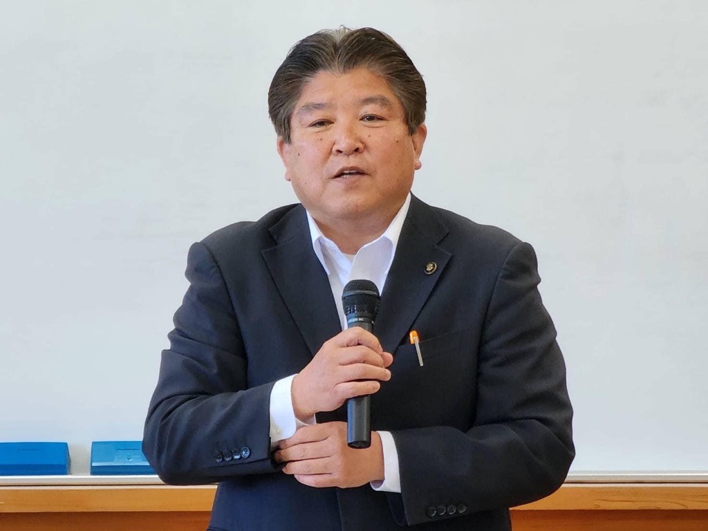 あいさつする市長