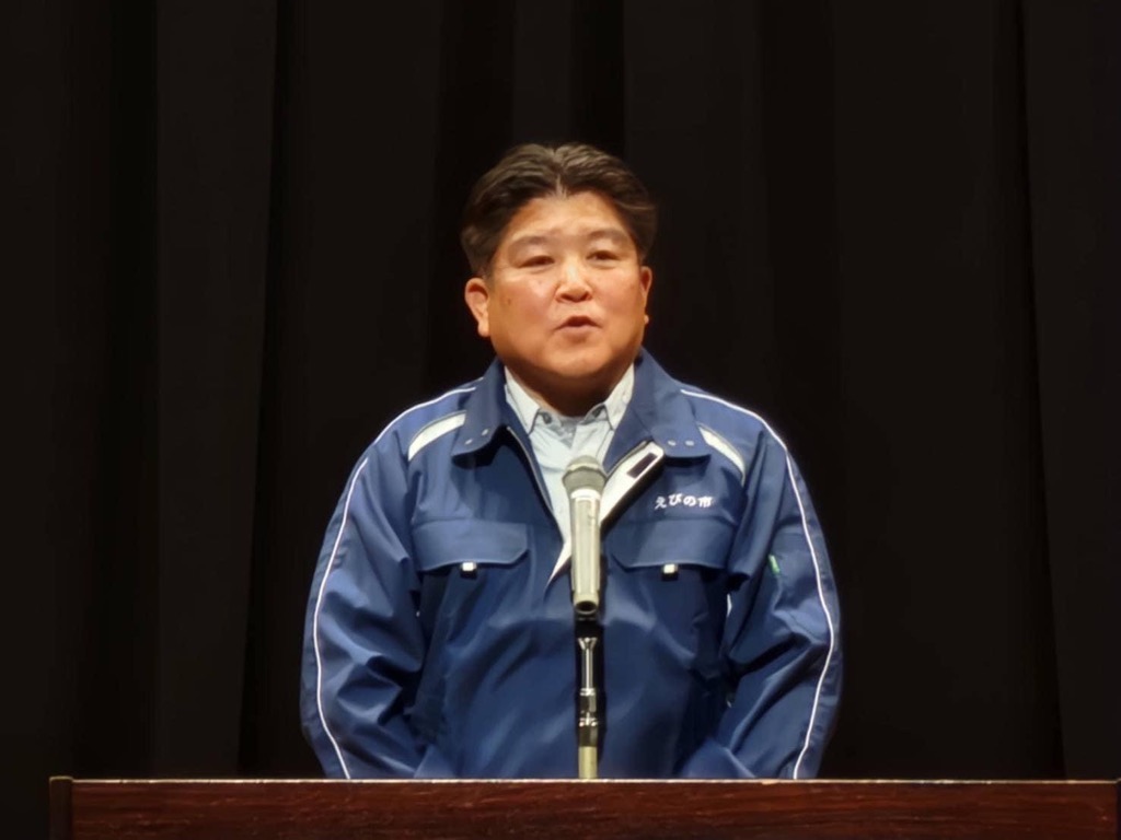 防災フォーラムであいさつする市長
