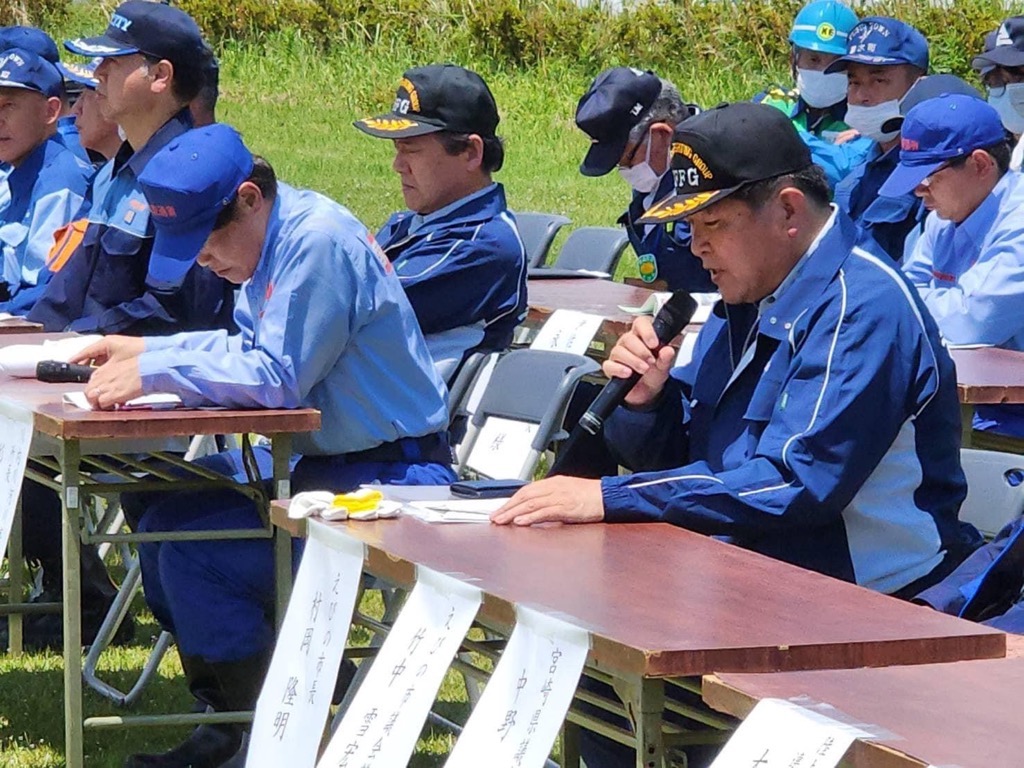 進行する市長