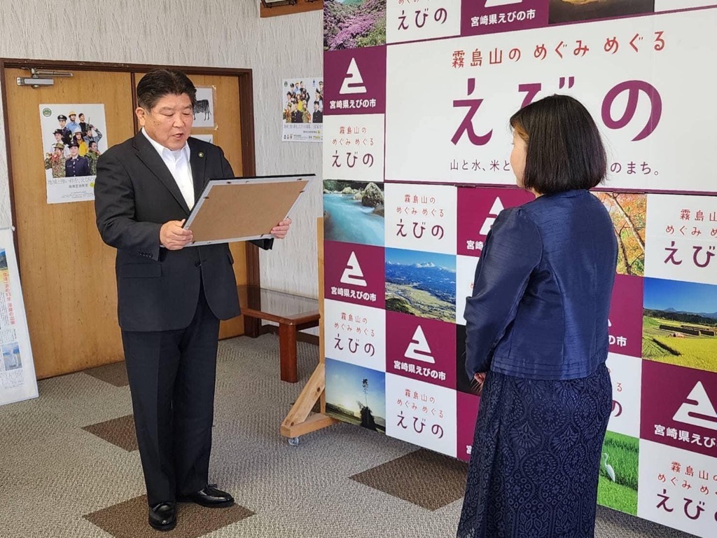 感謝状を贈呈する市長