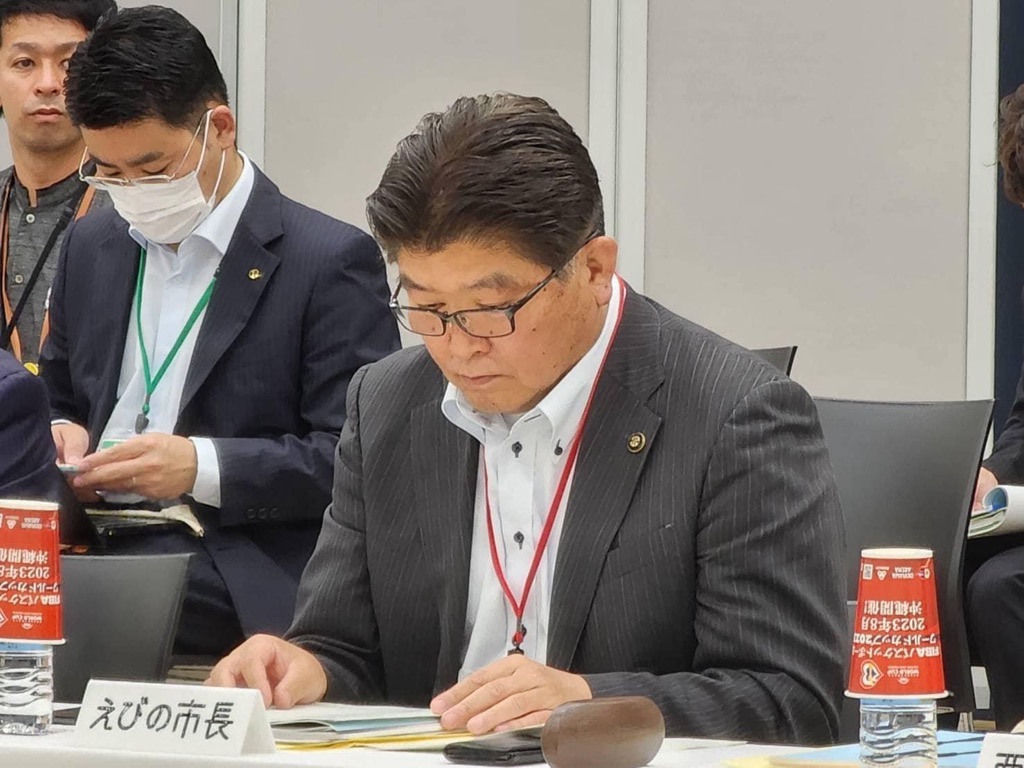 総会に出席する市長