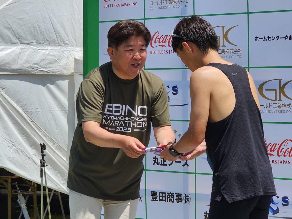 入賞者を表彰する市長