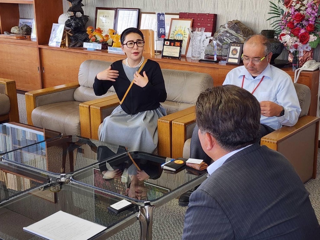 市長と歓談する藤山邦子さん