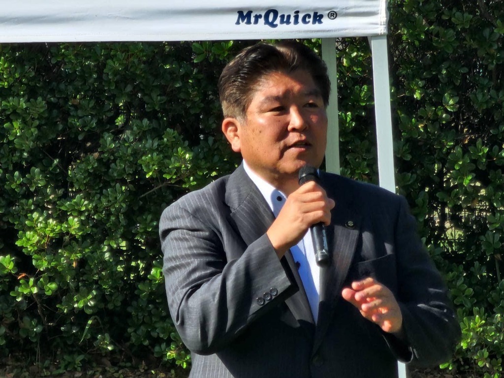 あいさつする市長
