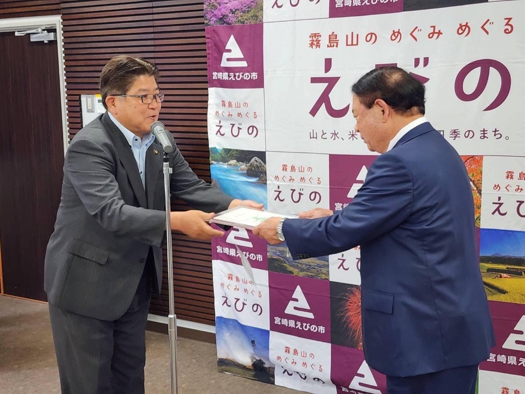 感謝状を贈呈する市長