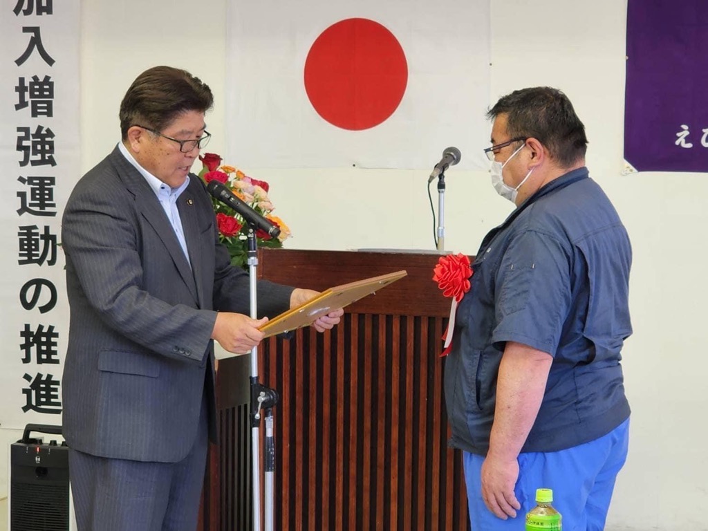 表彰状を読みあげる市長