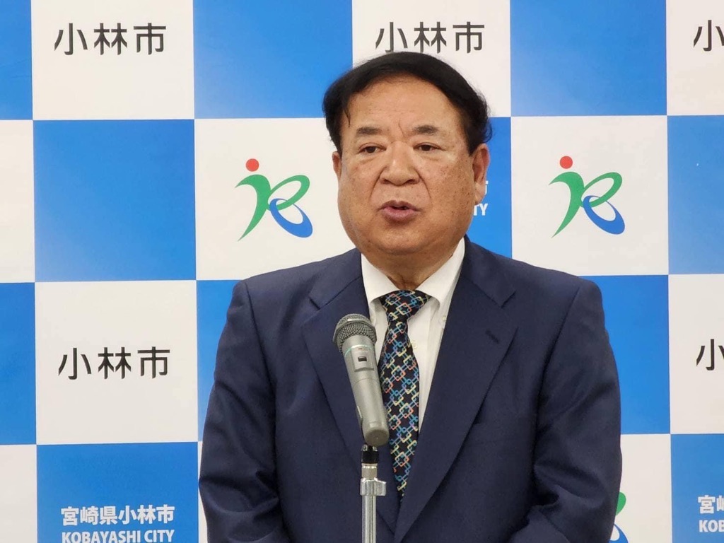 あいさつをする山之上社長