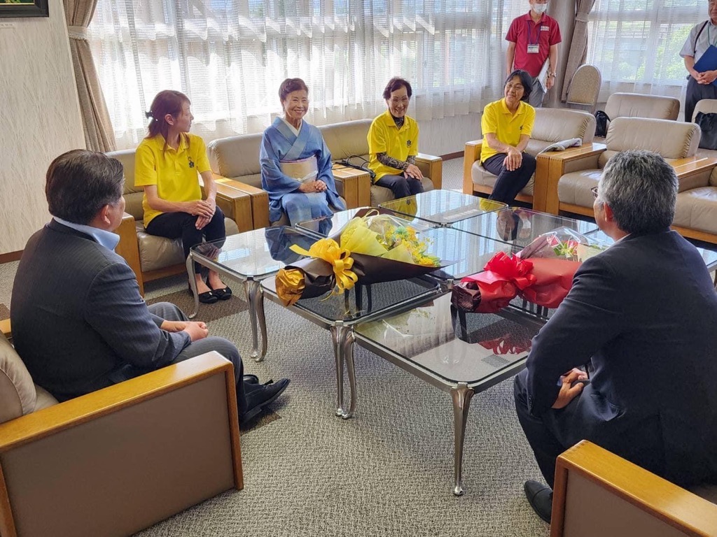 地域婦人連絡協議会のみなさんと歓談する市長