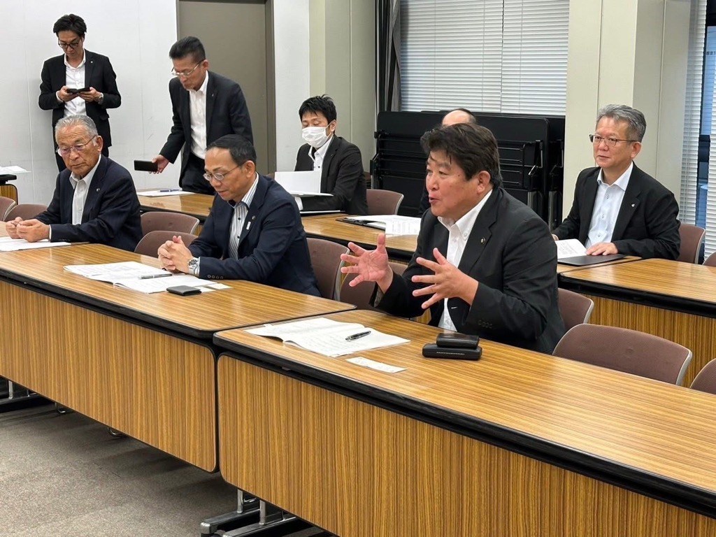 要望活動で発言する市長