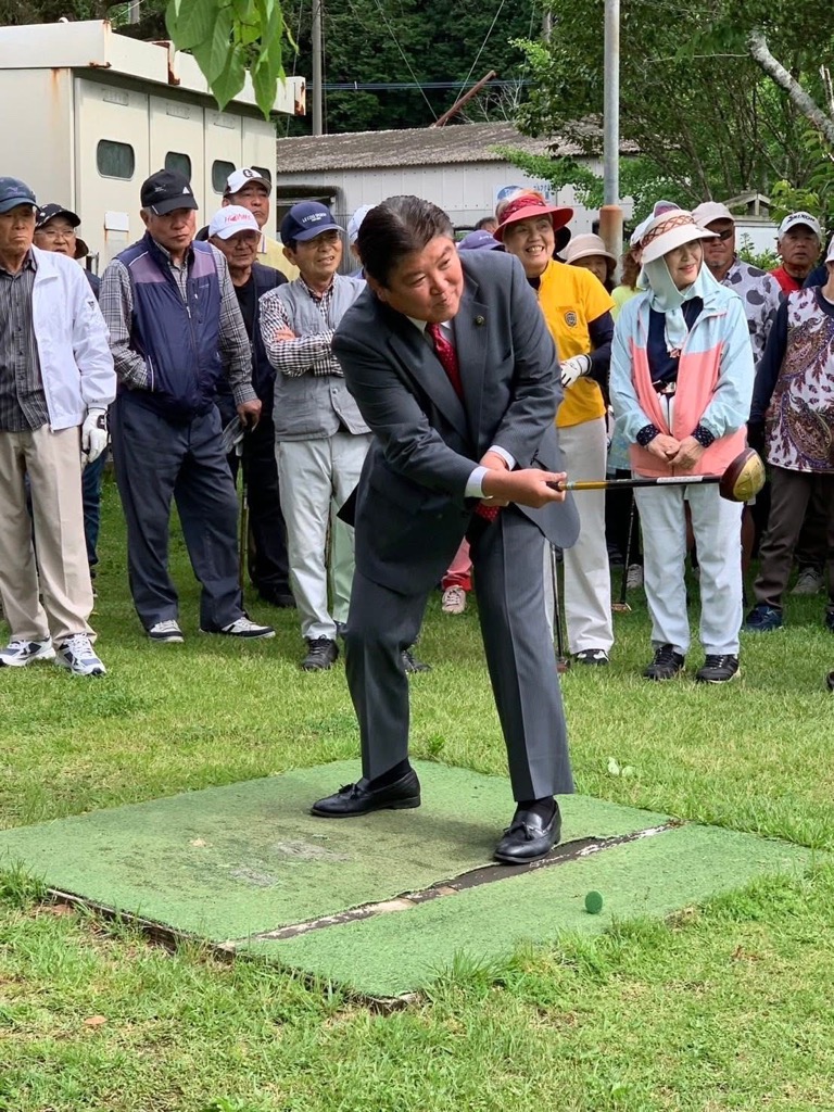 パークゴルフでボールを打つ市長