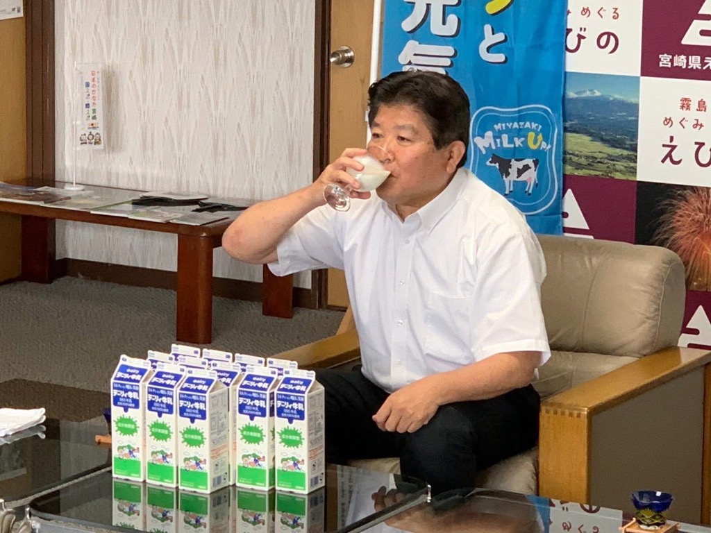 牛乳を飲む市長