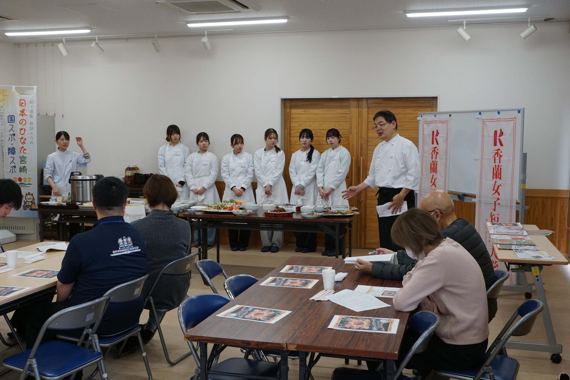 試食会にご協力いただいた香蘭女子短期大学の教官と生徒の皆さん