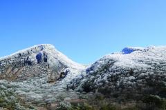 韓国岳が雪で白くなっている写真