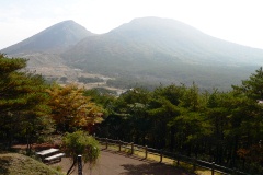 火口縁が分断されたため2つに見える韓国岳や硫黄山、赤松林などの自然が見渡せるえびの展望台の写真