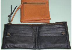 鹿革で作られた茶色の2つ折りの財布と、財布が開かれた状態の黒色の2つ折り財布の写真
